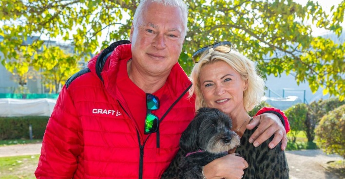 Toni Polster mit seiner Frau Brigit und Hündin Palma.