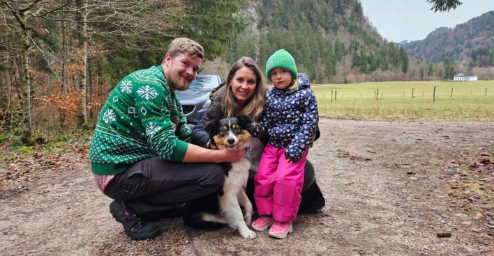 Dreiköpfige Familie mit geretteten Hund Gaia in St. Gilgen.