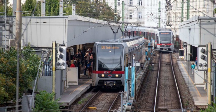 Eine Garnitur der U-Bahn Linie U6 steht in einer U-Bahnstation nähe Thaliastraße.