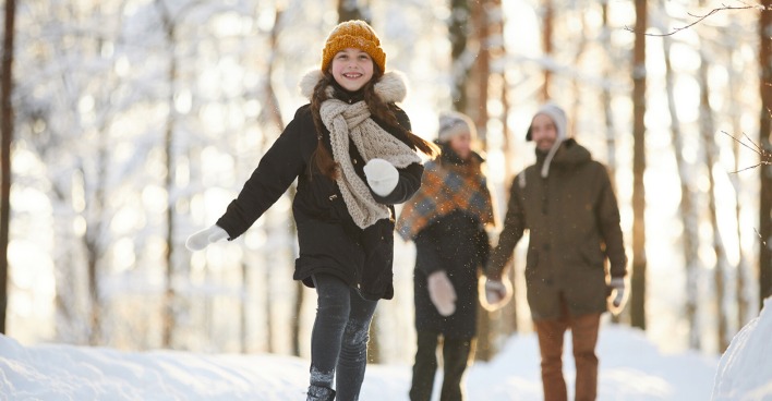 Familie wandert im Winter durch Niederösterreich | Credit: iStock.com/SeventyFour