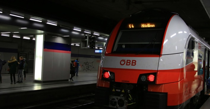 Ein Zug der ÖBB Richtung Mödling in einer unterirdischen Station