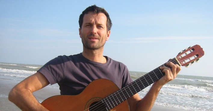 Alfred Haselmaier mit Gitarre am Strand