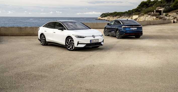 Der ID.7 ist eine rein elektrisch betriebene Schräghecklimousine mit 2.971 Millimeter Radstand und kurzen Karosserieüberhänge.