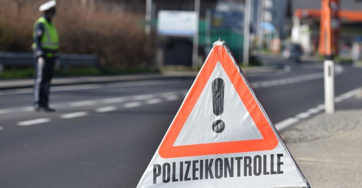 Ein Polizist führt Verkehrskontrollen durch.
