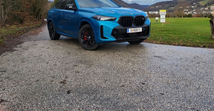 Die blaue Lackierung des BMW X6 M60i sticht in das Auge.