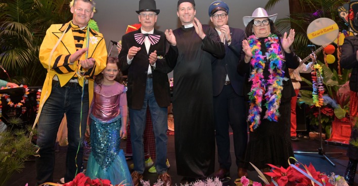 Kindermaskenball mit Politikern und Vertretern der Öffentlichkeit