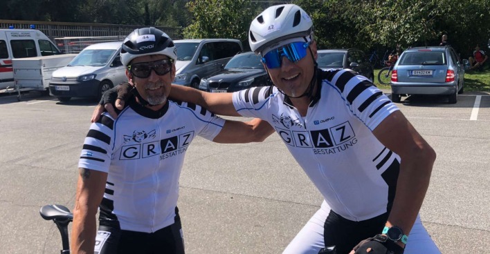Wolfgang Eberhart und Christian Wippel auf dem Fahrrad in Radmontur.