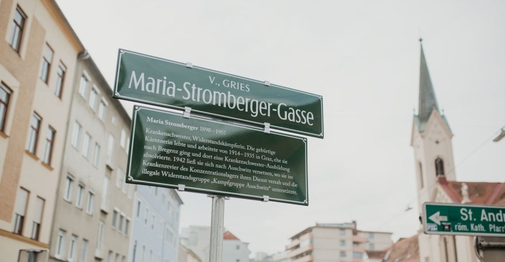 Das neue Straßenschild mit Gedentafel und der Aufschrift Maria-Stromberger-Gasse