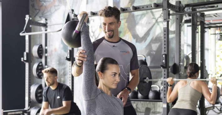 Menschen trainieren in einem Fitnessstudio.