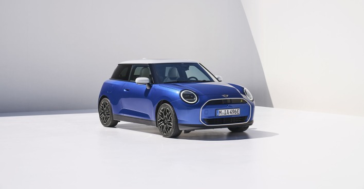 Der rein elektrische Mini Cooper unterstreicht als Dreitürer in seiner fünften Generation im typischen Design - kurze Überhänge, kurze Motorhaube, langer Radstand.