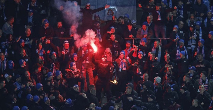 Fans des slowakischen Erstligisten Slovan Bratislava zünden pyrotechnische Gegenstände während des Auswärtsspiels in Graz gegen den SK Sturm