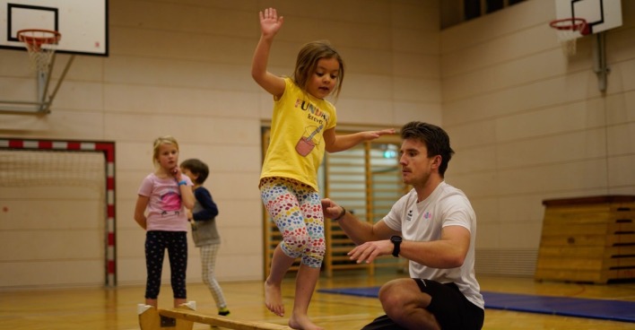 Tobias Speiser mit Kinder in Turnhalle