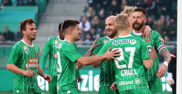 Rapid-Spieler bejubeln ein Tor im Wiener-Derby gegen die Austria