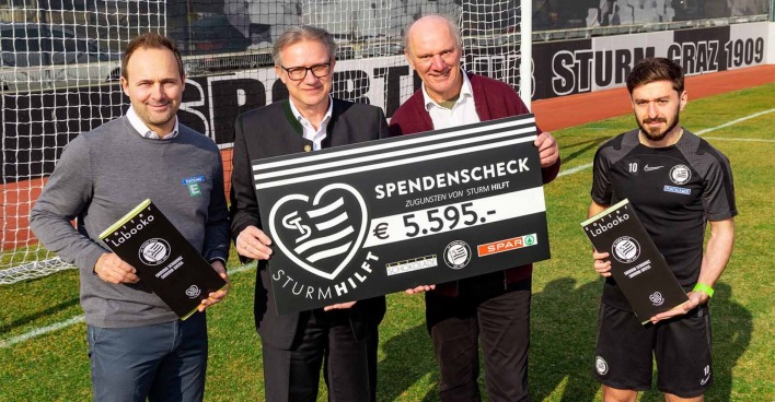 SPAR Steiermark-Geschäftsführer Christoph Holzer und Josef Zotter überreichen Sturm-Geschäftsführer Thomas Tebbich und Sturm-Spieler Otar Kiteishvili einen Spendenscheck