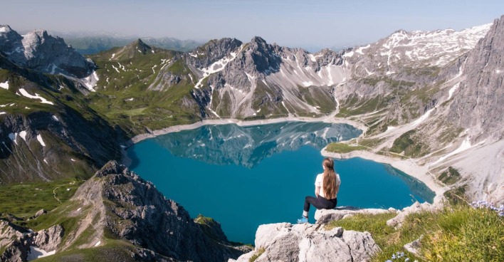 Wanderin in legt am Lünersee in Österreich eine Pause ein