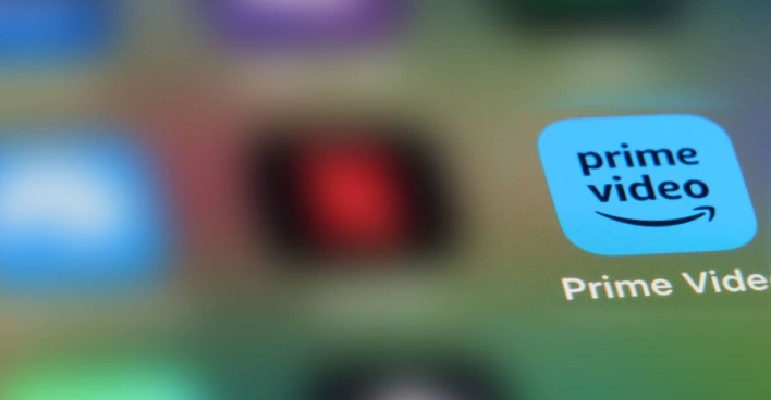 Handy-Display mit verschiedenen Apps, darunter das Amazon Prime Video-App-Symbol