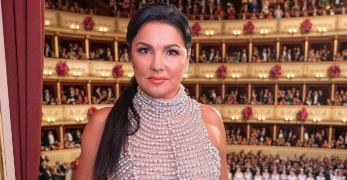 Anna Netrebko mit perlenbesetztem Oberteil und schwarzem, langem, hochgestecktem Haar.