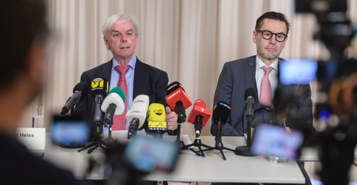 Die Anwälte Albert Heiss und Mathias Kapferer vor der Presse.