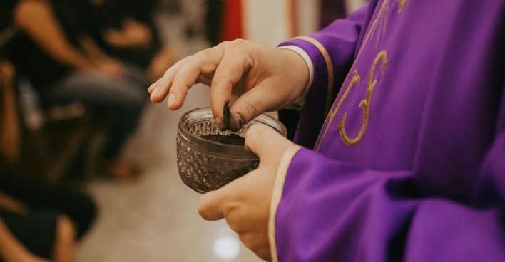 Ein Priester bei der Aschermittwoch-Segnung.