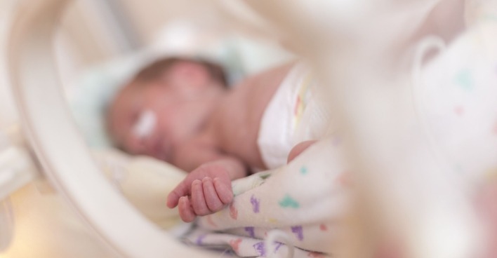 Eine Baby auf der Intensivstation.