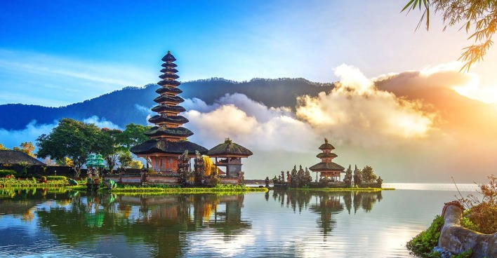 Bali bei Sonnenaufgang | Credit: iStock.com/tawatchaiprakobkit