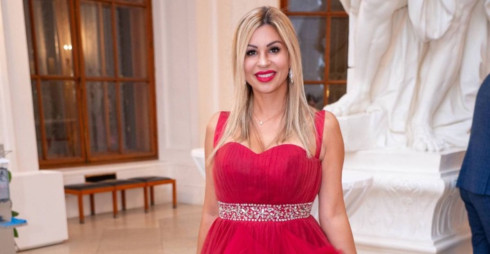 Bambi Lugner mit einem roten Ballkleid.