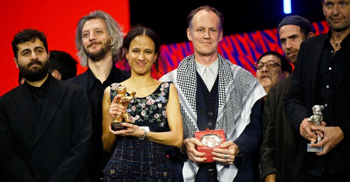 Filmemacher mit ihren Preisen auf der Berlinale.