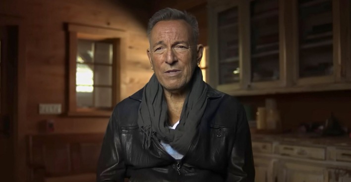 Bruce Springsteen bei einem Interview mit einer schwarzen Lederjacke.