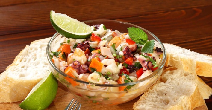 Ceviche mit Brot | Credit: iStock.com/SGAPhoto