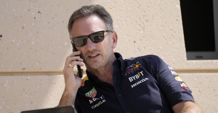 Christian Horner telefonierend in Bahrain