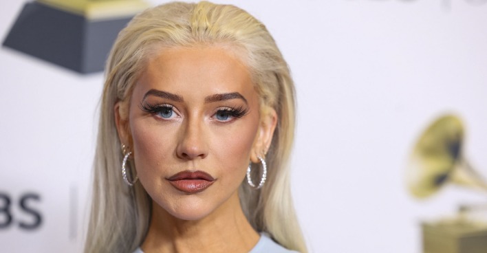 Christina Aguilera mit offenen blonden Haaren und einem starken Abend Make-Up.