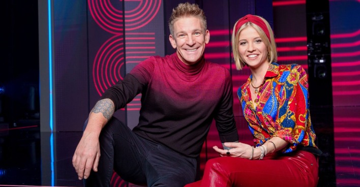Fanny Stapf und Andi Knoll mit roten Outfits.