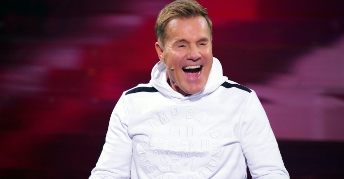 Dieter Bohlen in einem weißen Hoodie.