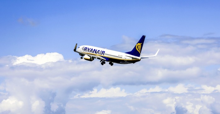 Ein Ryan Air-Flugzeug am Himmel.