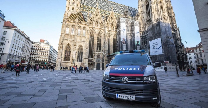 Eine Polizeiauto vor dem Wiener Stephansdom.