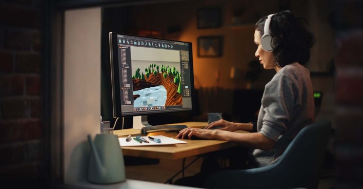 Frau beim Gaming | Credit: iStock.com/gorodenkoff