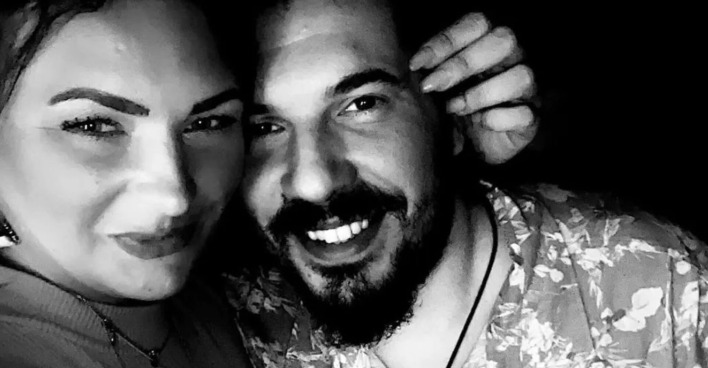 Schwarz-weiß-Foto von Emre mit seiner Verlobten Sandra.