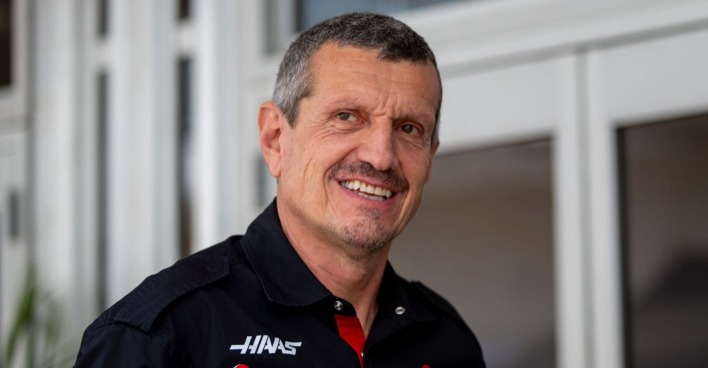 Günter Steiner im Teamshirt von Haas