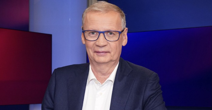 Günther Jauch trägt einen Anzug und ein weißes Hemd.