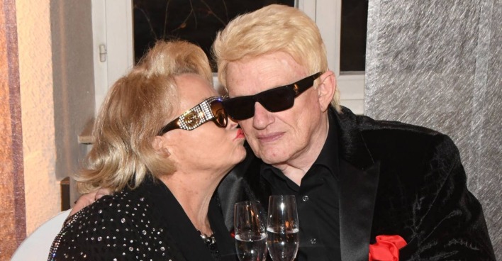 Hannelore (✝ 81) küsst Heino (85) zu seinem Geburtstag auf die Wange.