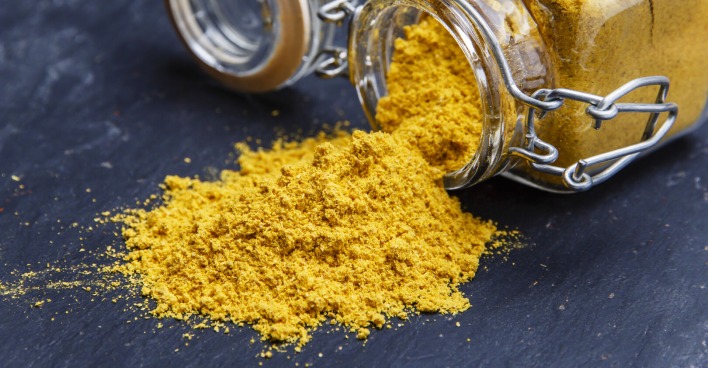 Currypulver in Glasbehälter umgestoßen