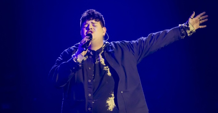Isaak, der Deutschland beim ESC vertritt, singt auf der Bühne.