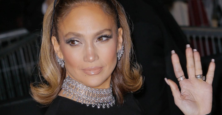 Jennifer Lopez mit Diamantkette und starkem Abend-Make-up.