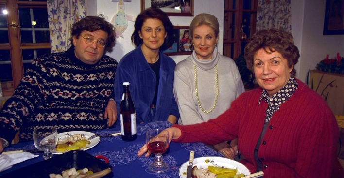 Vier Schauspieler in einer Szene von "Single Bells".