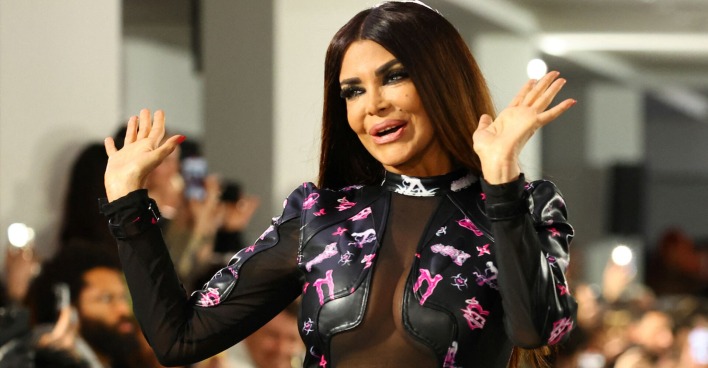 Kader Loth in einem schwarzen Body bei der Berlin Fashion Week.