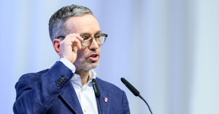 Herbert Kickl mit Brille im Porträt am Rednerpult