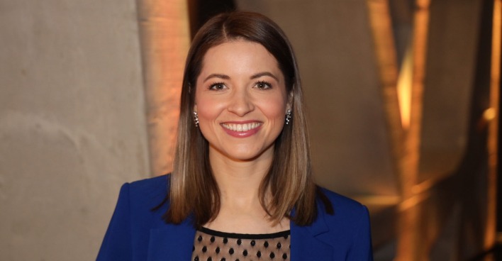 Kristina Inhof mit einem blauen Sakko.