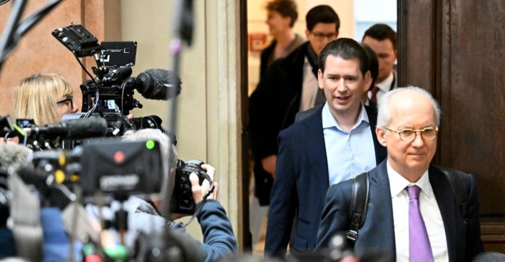 Sebastian Kurz begleitet von Kameras vor dem letzten Prozesstag am Wiener Straflandesgericht.