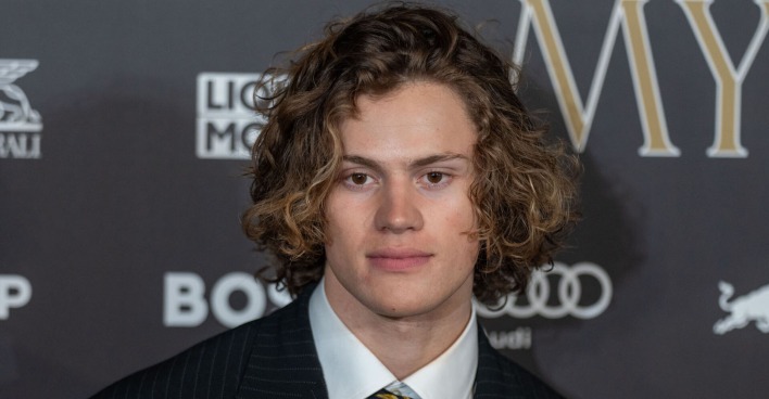 Der Skirennläufer Lucas Braathen vor einer Fotoleinwand.