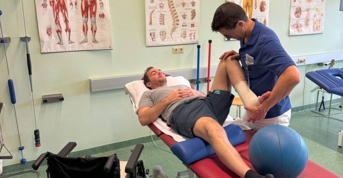 Rallye-Dakar-Sieger Matthias Walkner bei der Physiotherapie auf Reha.